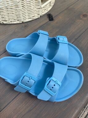 Girls size 33 ( size 2-2.5) Birkenstock Kids Arizona EVA Sandals in Sky Blue